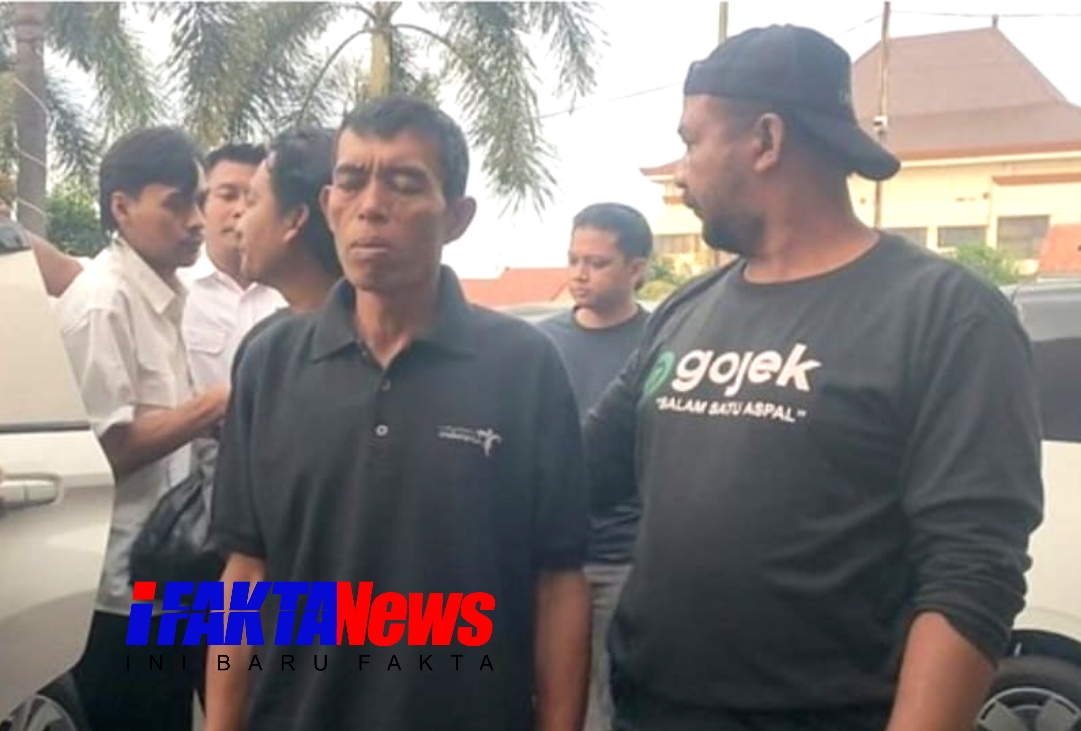 Budiono(pelaku) diapit Satreskrim polres probolinggo.12/06/2024