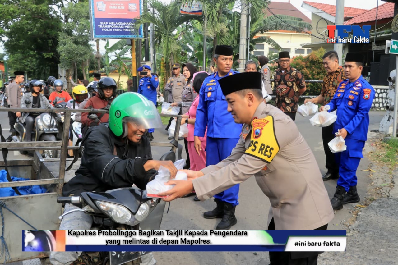 Sambil Berbagi Takjil, Polres Probolinggo Buka Layanan Samsat dan SIM Keliling